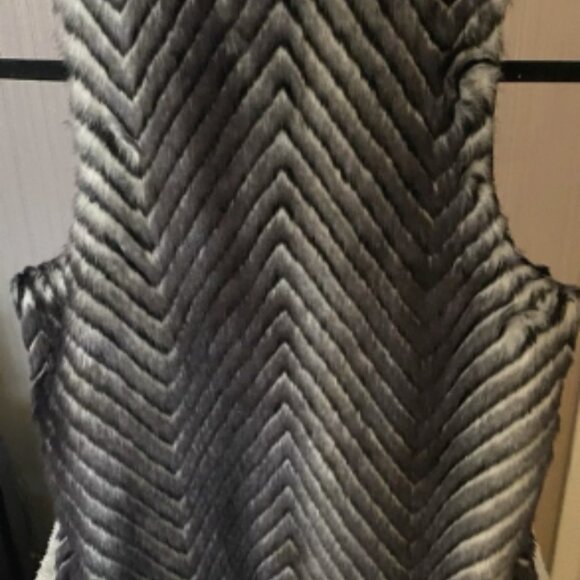 Lola & Sophie Faux Fur Vest Chevron Animal Print Black Gray Made in USA - Picture 3 of 9